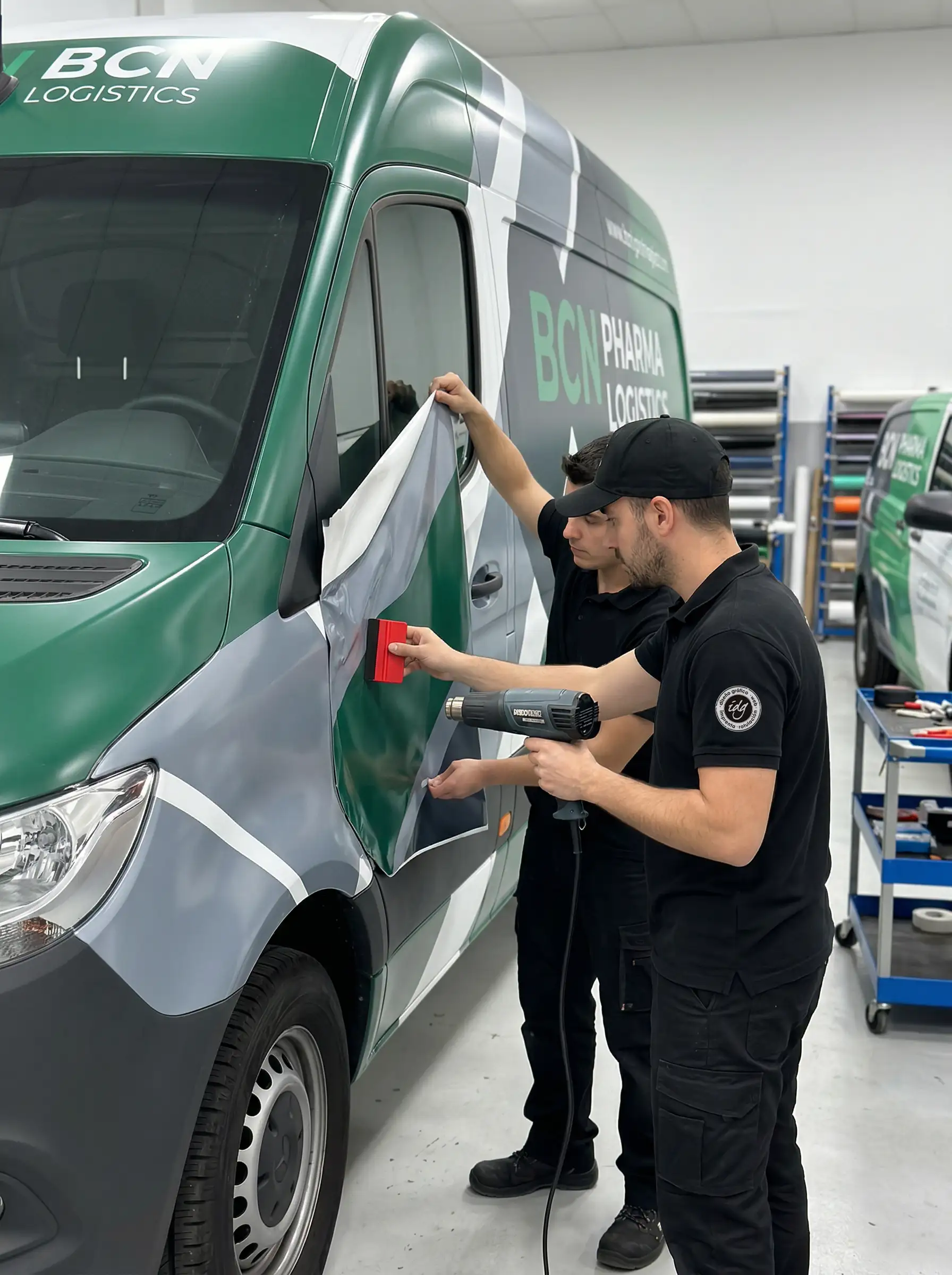 Rotulación profesional de furgoneta comercial en Barcelona